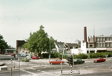803740 Gezicht op het Leidseveer te Utrecht, met op de voorgrond de toerit naar de Leidseveertunnel en links de 1e ...